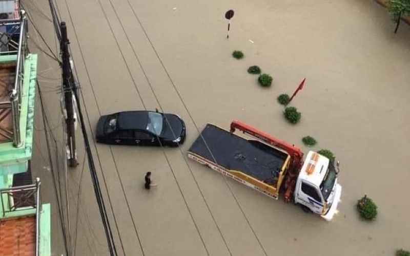 Nhiều ô tô, xe máy bị ngập nước phải nhờ đến cứu hộ.