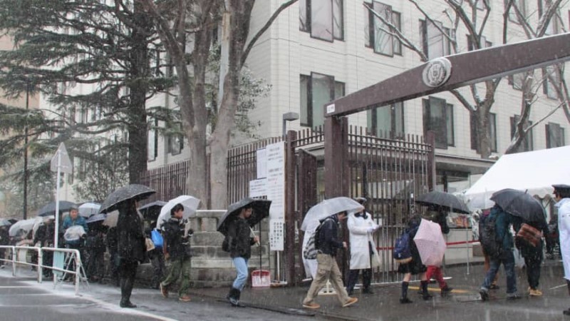 Các ứng viên tại một trường học ở Tokyo.