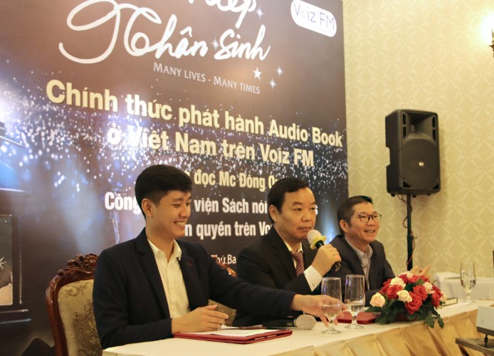 Sách nói đang trở thành xu hướng mới thay thế đọc sách truyền thống. Ảnh: First News – Trí Việt