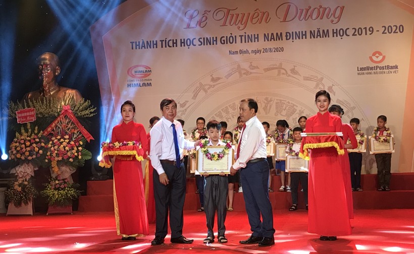 Các em HS giỏi tỉnh Nam Định nhận bằng khen trong năm học vừa qua