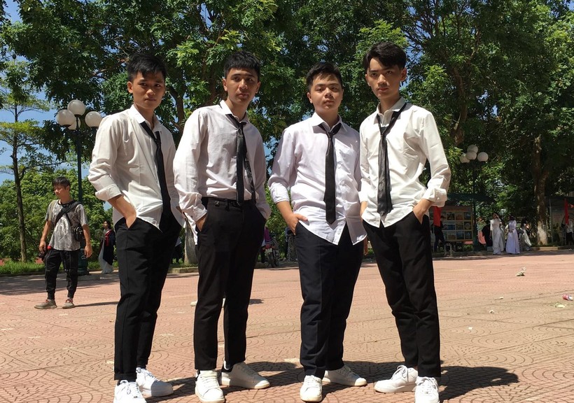 Nguyễn Việt Hưng - học sinh lớp 12A, Trường THPT Thanh Thủy  (đứng thứ 2 từ trái sang) cùng các bạn.