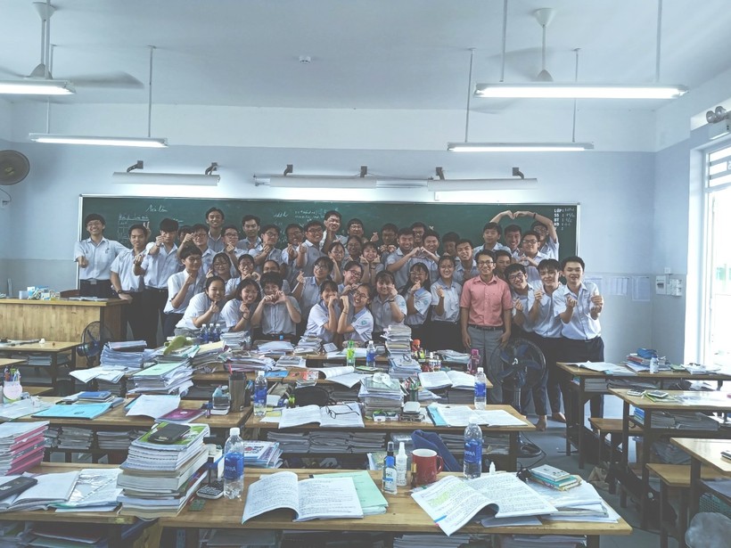 Lớp 12B2 Trường TH-THCS-THPT Lê Thánh Tông, Quận Tân Phú, TP.HCM