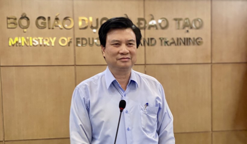 Thứ trưởng Bộ GD&ĐT Nguyễn Hữu Độ phát biểu  tại cuộc họp