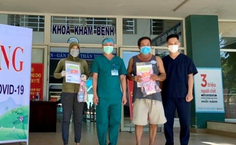 Các bệnh nhân Covid-19 tại Bệnh viện dã chiến Hoà Vang được công bố khỏi bệnh ngày 25/8. 	Ảnh: CDC Đà Nẵng
