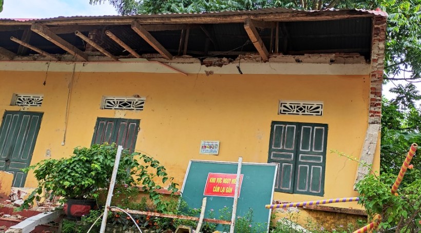 Khu nhà hiệu bộ của Trường Tiểu học Tân Phúc (Lang Chánh) bị sập hỏng.