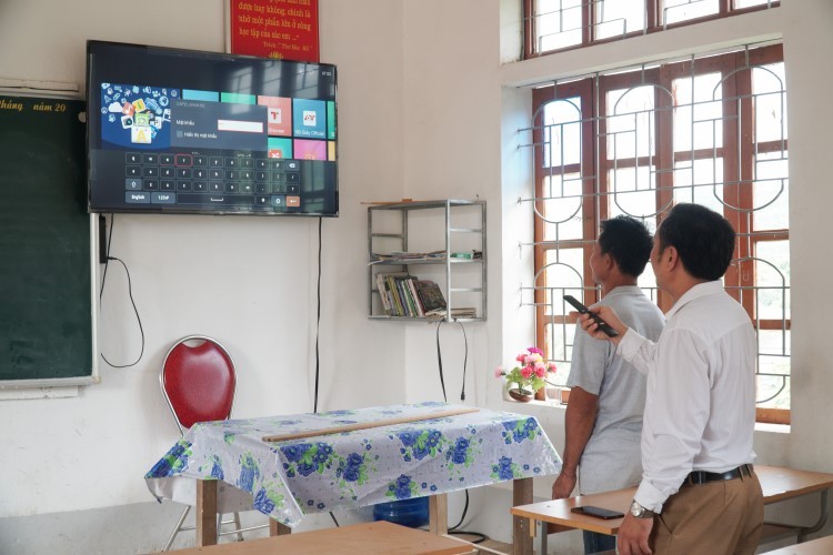 Trường PT DTBT THCS Lạng Khê (Con Cuông, Nghệ An) được đầu tư  tivi trong các phòng học.