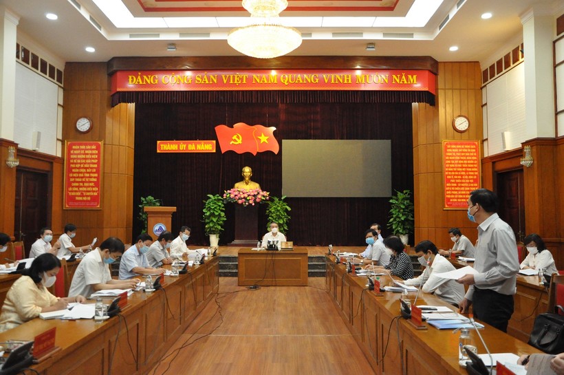  Ông Lê Trung Chinh-Phó Chủ tịch UBND thành phố, Phó Trưởng Ban Chỉ đạo Phòng chống dịch Covid-19 TP Đà Nẵng phát biểu