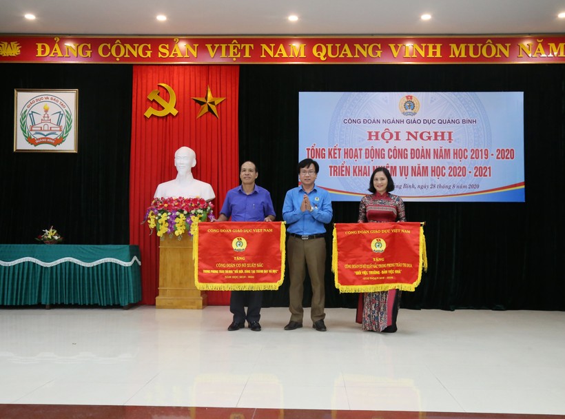 Công đoàn Giáo dục Việt Nam tặng cờ cho hai Công đoàn Giáo  
dục cơ sở xuất sắc của tỉnh Quảng Bình.
