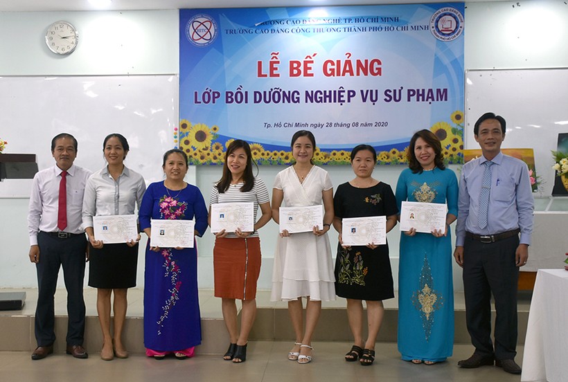 TS Trần Kim Tuyền và TS Đặng Công Quốc trao chứng chỉ cho các học viên đạt loại giỏi.