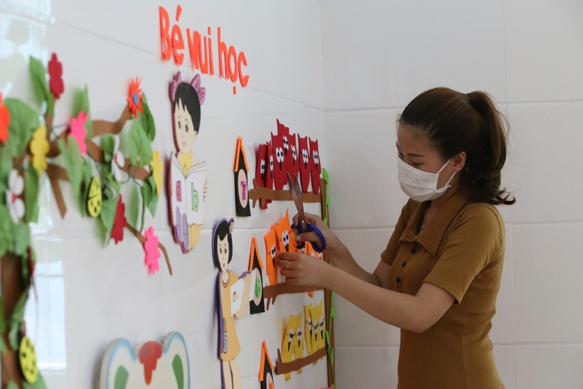 Giáo viên Trường Mầm non Kim Thuỷ (Lệ Thuỷ - Quảng Bình) trang trí lại lớp học chuẩn bị đón học sinh bước vào năm học mới.