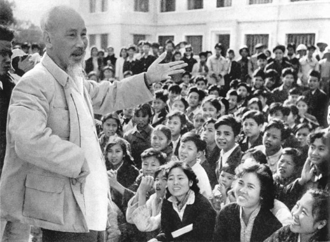 Chủ tịch Hồ Chí Minh nói chuyện với học sinh Trường Nghệ thuật Sân khấu Trung ương ở khu văn công Mai Dịch, Hà Nội (25/11/1961). Ảnh: Tư liệu TTXVN