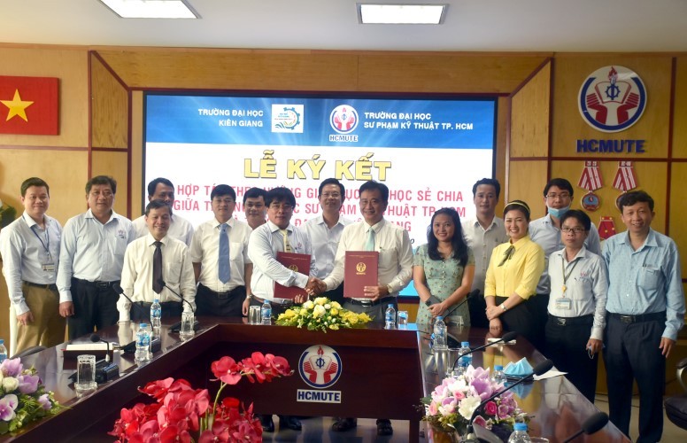 Trường ĐH Sư phạm Kỹ thuật TPHCM và Trường ĐH Kiên Giang ký kết thỏa thuận đào tạo đại học sẻ chia. Ảnh: Công Chương