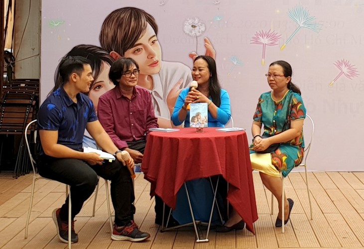 Cô giáo Hồ Thị Xuân Đà (thứ 2 từ phải sang) tại một sự kiện giao lưu về sách.