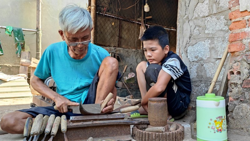 Ông Phạm Văn Ba (68 tuổi), ở làng Ngọ đã bám nghề rèn từ năm 10 tuổi.