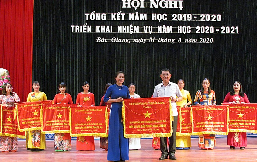 Phó Chủ tịch UBND tỉnh Bắc Giang Lê Ánh Dương trao tặng Cờ thi đua của UBND tỉnh cho đại diện các tập thể có thành tích xuất sắc trong năm học.