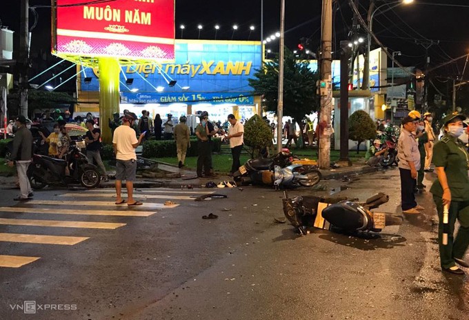 Xe Camry hất tung 8 xe máy ở Sài Gòn, nhiều người nhập viện