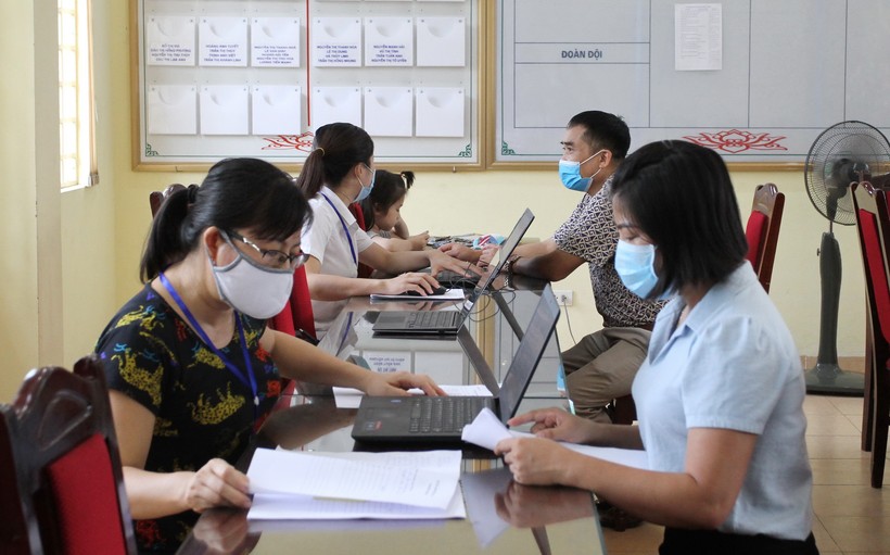 Giáo viên trường THCS Yên Sở (quận Hoàng Mai, Hà Nội) hỗ trợ CMHS đăng kí tuyển sinh