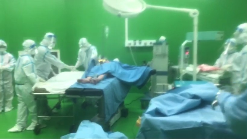 Các y bác sĩ Bệnh viện Phụ sản - nhi Đà Nẵng và Bệnh viện dã chiến Hòa Vang mổ lấy thai cho sản phụ mắc COVID-19.