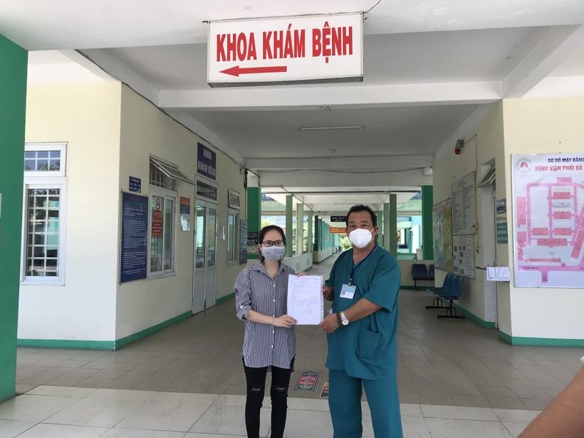 Bác sĩ Lê Thành Phúc – Giám đốc Bệnh viện Đà Nẵng trao giấy ra viện cho bệnh nhân 615 nhiễm COVID-19 sau khi được chữa khỏi bệnh.