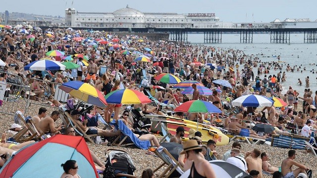 Bãi biển ở Anh chật kín người trong bối cảnh dịch Covid-19