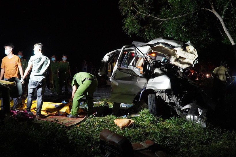Hiện trường vụ tai nạn giao thông làm 8 người chết xảy ra tại Bình Thuận.
