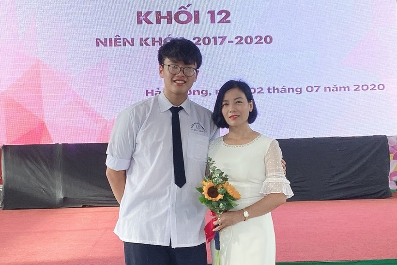 Đỗ Thanh Hải, học sinh chuyên Toán, Trường THPT chuyên Nguyễn Trãi (Hải Dương) và mẹ.