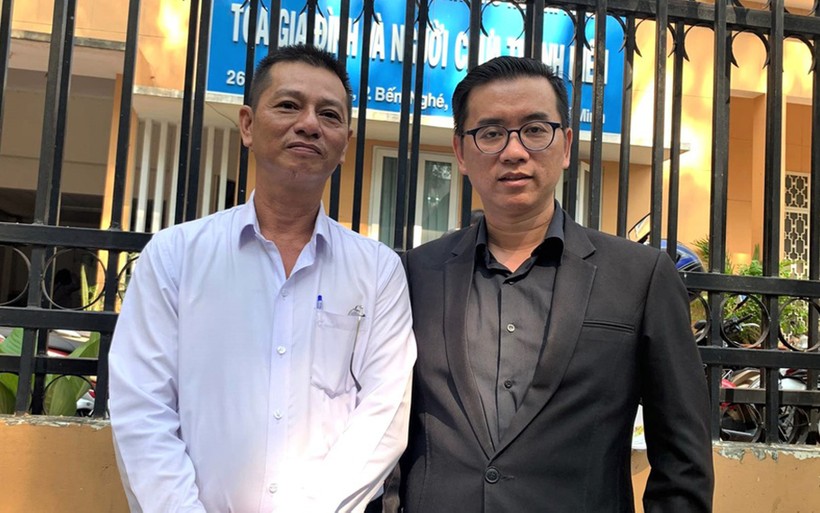 Ông Trương Minh Nhật (trái) và luật sư Phan Vũ Tuấn tới TAND TPHCM trong một lần hòa giải. Ảnh: IT.