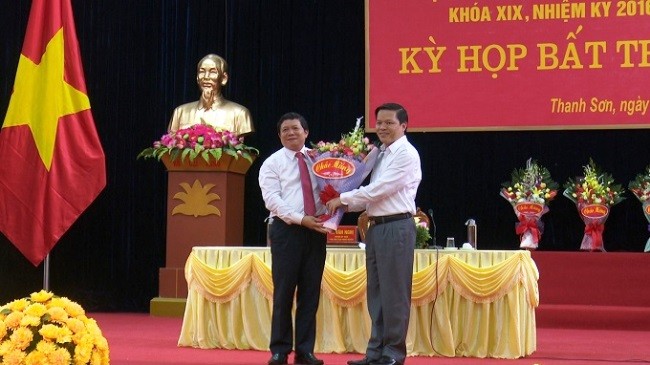 Ông Nguyễn Văn Mạnh (bìa trái) được bổ nhiệm chức vụ Giám đốc Sở GD&ĐT Phú Thọ