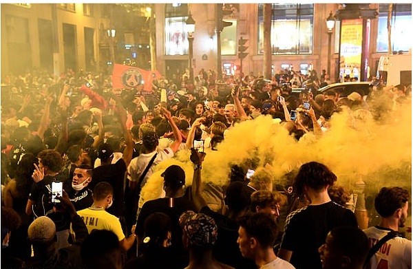 Hàng ngàn người hâm mộ đã đổ xuống đường phố Paris để ăn mừng PSG vào chung kết Champions League.