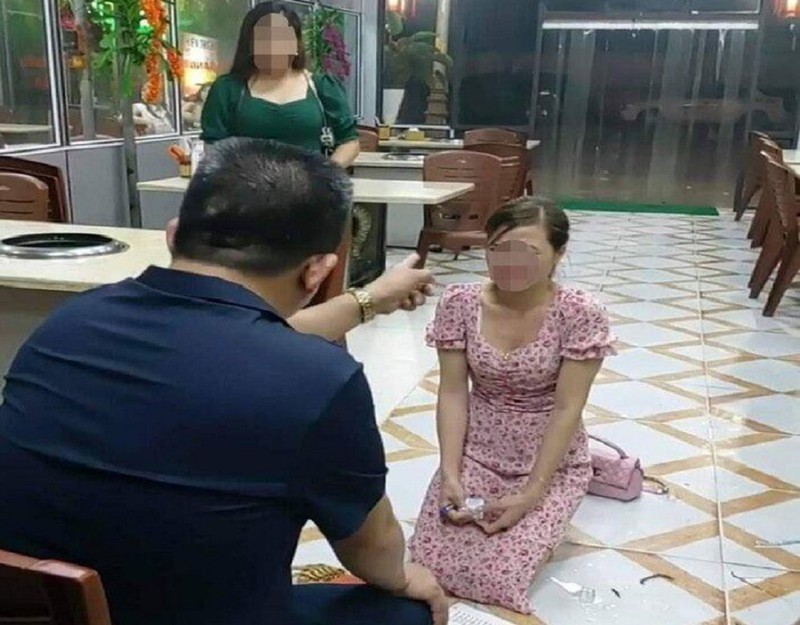 Hình ảnh cô gái bị bắt quỳ gối xin lỗi chủ nhà hàng được cắt từ clip.