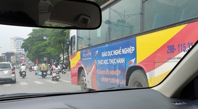 Xe buýt trên đường phố với hình ảnh truyền thông giáo dục nghề nghiệp
