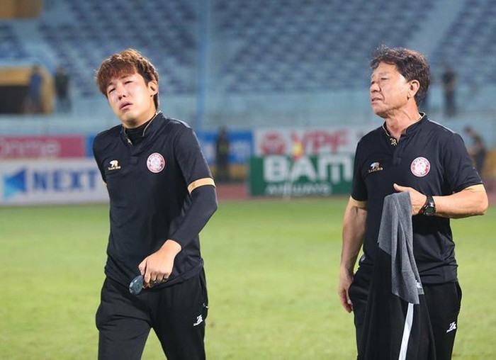 Trợ lý ngôn ngữ Yang Jaemo (trái) của CLB TP.HCM bị phạt nặng vì phản ứng với trọng tài.