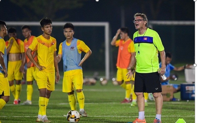 HLV Philippe Troussier cho các cầu thủ U19 Việt Nam tập luyện khung giờ muộn.
