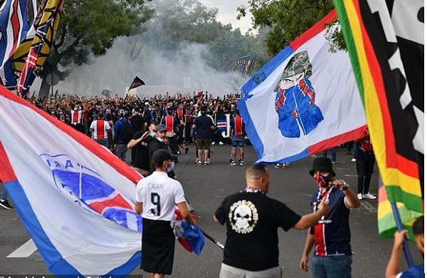 Hàng ngàn người hâm mộ PSG đã đổ xuống đường phố Paris. 