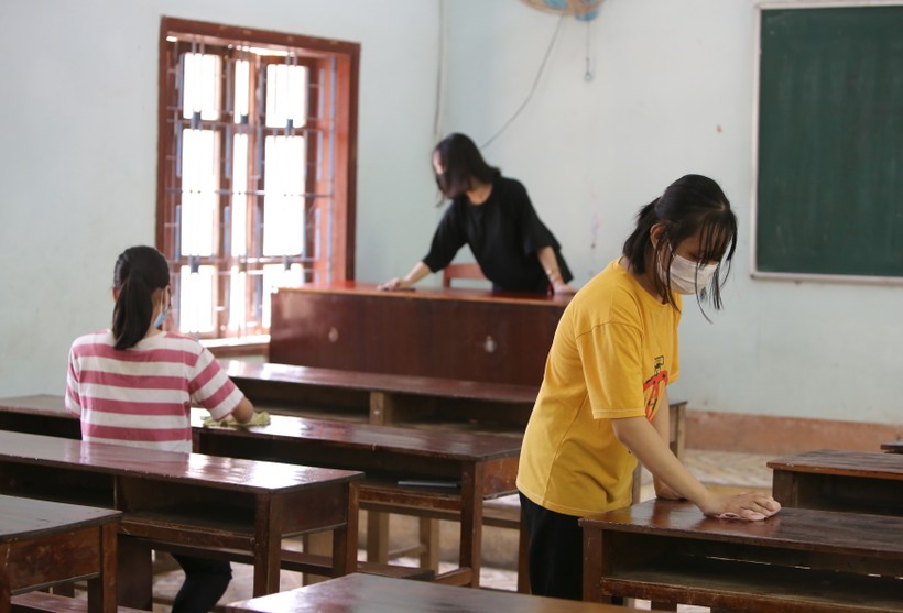 Những đoàn viên thanh niên tình nguyện của các trường tổ chức làm vệ sinh tại các điểm thi (Ảnh minh hoạ)