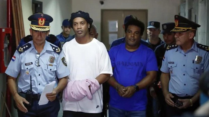 Hình ảnh anh em nhà Ronaldinho bị chính quyền Paraguay bắt giữ hồi tháng 3.