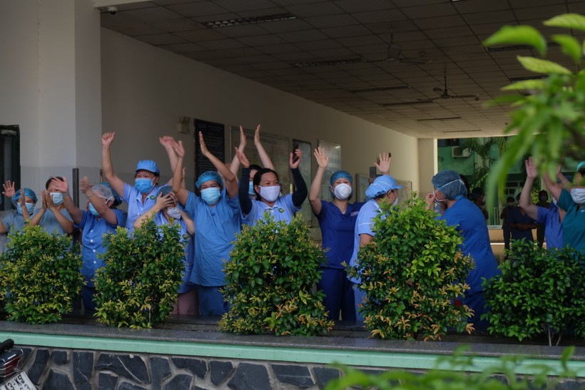Các nhân viên y tế Bệnh viện Đà Nẵng vỗ tay vui mừng. 

