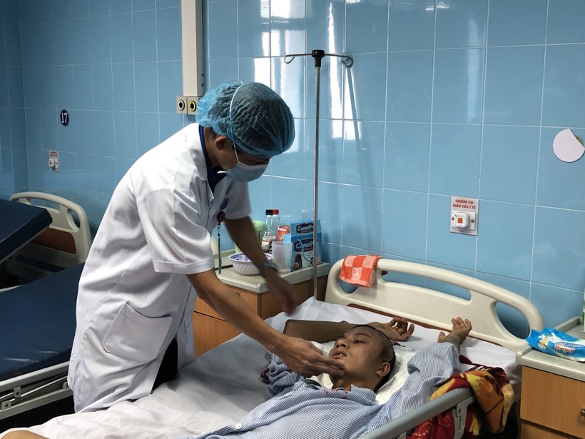 BS Nguyễn Văn Mận thăm khám tình hình sức khoẻ của bệnh nhân.