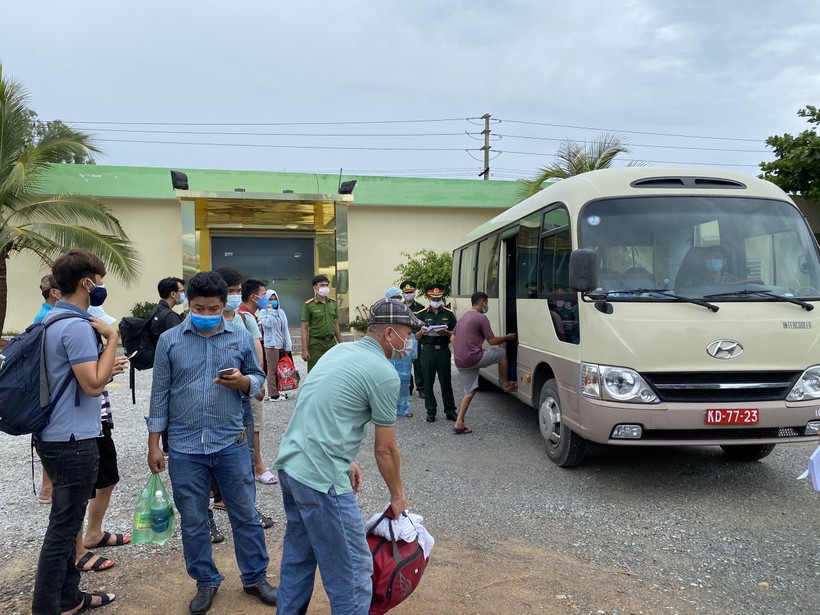 Các sinh viên Quảng Ngãi, Quảng Nam, Đà Nẵng khi trở lại Huế để học sẽ được đón đưa đi cách ly ngay tại chốt kiểm tra Y tế số 5 ở thị trấn Lăng Cô