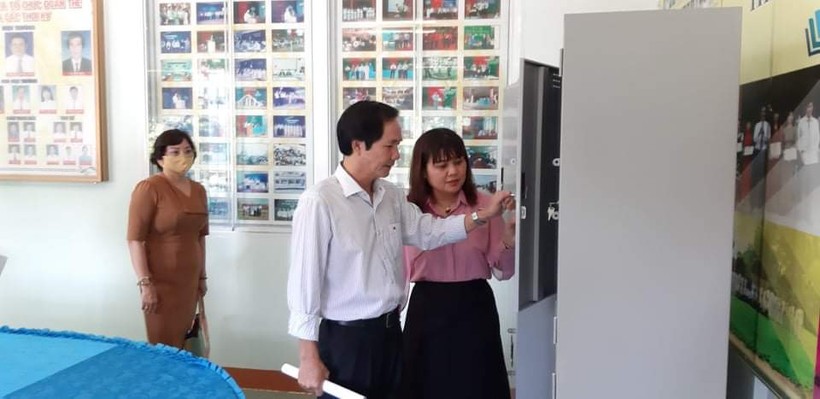 Bà H’Yim Kđoh – Phó Chủ tịch UBND tỉnh Đắk Lắk cùng đoàn công tác kiểm tra các điểm thi.