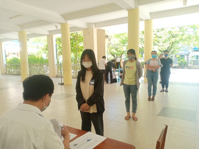 HS Đà Nẵng thực hiện giãn cách xã hội khi nhận giấy báo dự thi tại trường THPT. 