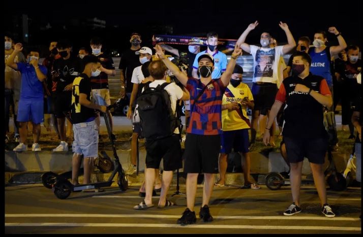 Người hâm mộ tụ tập bên ngoài sân Nou Camp “cầu xin” Messi ở lại.