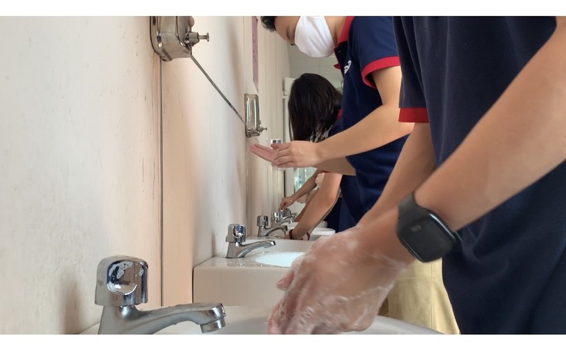 Học sinh thường xuyên rửa tay bằng xà phòng với nước sạch để phòng chống dịch bệnh.