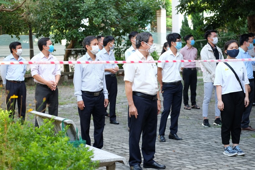 50 thành viên Ban in sao đề thi tốt nghiệp THPT 2020 đợt 2 tại Đà Nẵng xếp hàng đợi lấy mẫu xét nghiệm.