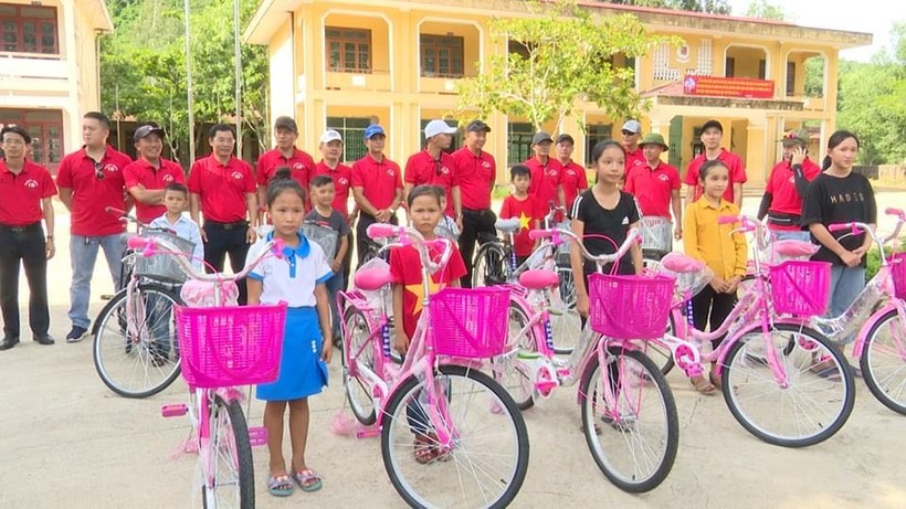 Thành viên của Hội xe đạp xanh Hoàn Lão (Bố Trạch – Quảng Bình) đã trao những chiếc xe đạp cho học sinh vùng khó khăn