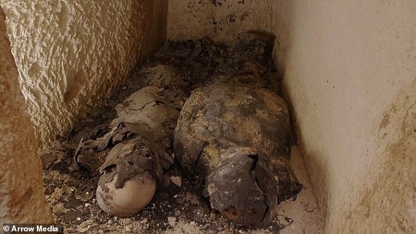 Hai xác ướp được tìm thấy tại Taposiris Magna. 