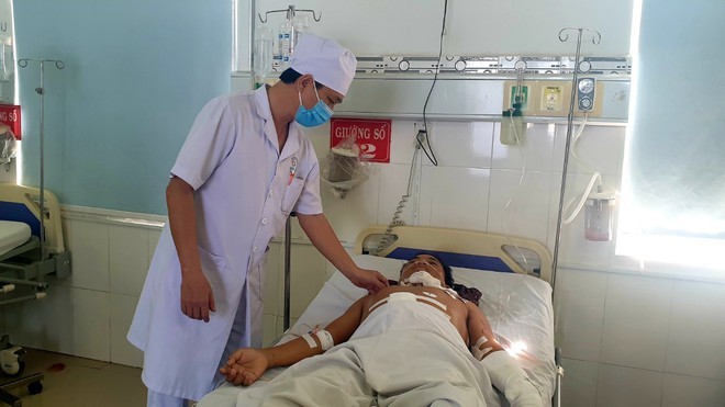 Ông Trần Hải Quang đang được điều trị tại Bệnh viện Đa khoa tỉnh Ninh Thuận. Ảnh: Thanh niên