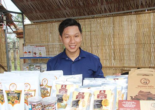 Trương Lê Huy Hoàng bên các sản phẩm sản xuất ra thị trường.
