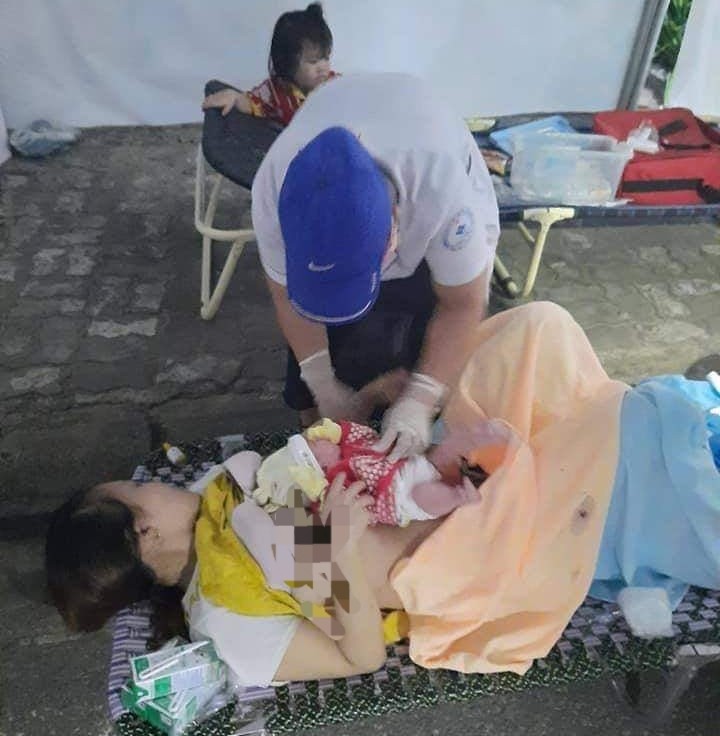Sản phụ hạ sinh con ngay tại chốt kiểm tra Y tế tại thị trấn Lăng Cô – Phú Lộc (Thừa Thiên - Huế).