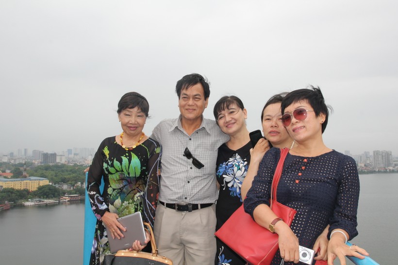 Phan Thị Thanh Nhàn cùng các bạn văn của mình.